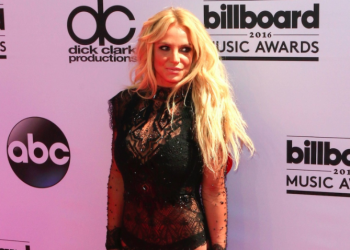 Arrestan a Britney Spears por manejar tomada
